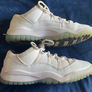 Jordan 11 low/ White, university blue
